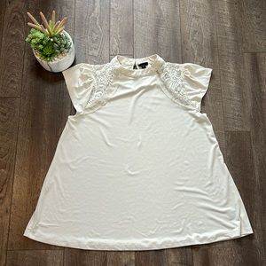 Torrid white/cream lace detail cap sleeve blouse C13.